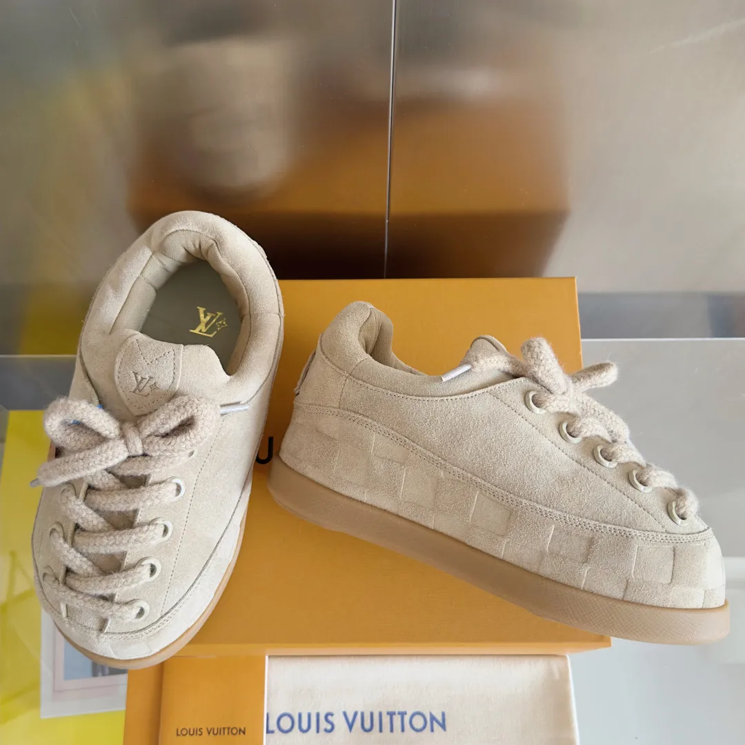 [L Family x Ingo joint model] Top P: 820💰 ▪️Size: Women's 35-40 (customized at 41.42 for women). Men's 39-44 (customized at 38.45.46) LV x Ingo joint model Top version Fatty Forrest Gump shoes Thick sole Couple model Casual sports shoes Original purchase and development Production LV Yeti lace-up shoes from LV Yeti The series combines Japanese "small feet" fashion aesthetics with classic Louis Vuitton elements in avant-garde strokes, subtly paying tribute to the traditional Japanese culture of taking off shoes when entering the house. The suede cow leather is partially embossed with Nigo's reinterpreted Damier pattern, and the comfortable casual shoe configuration highlights street style. Exquisite packaging at the delivery counter🛍📦 ▪️Fabric: Original imported first-layer cowhide ▪️Inner lining: Original custom-made breathable mesh ▪️Sole: Original molded non-slip TPU material ▪️Sole thickness: 5CM